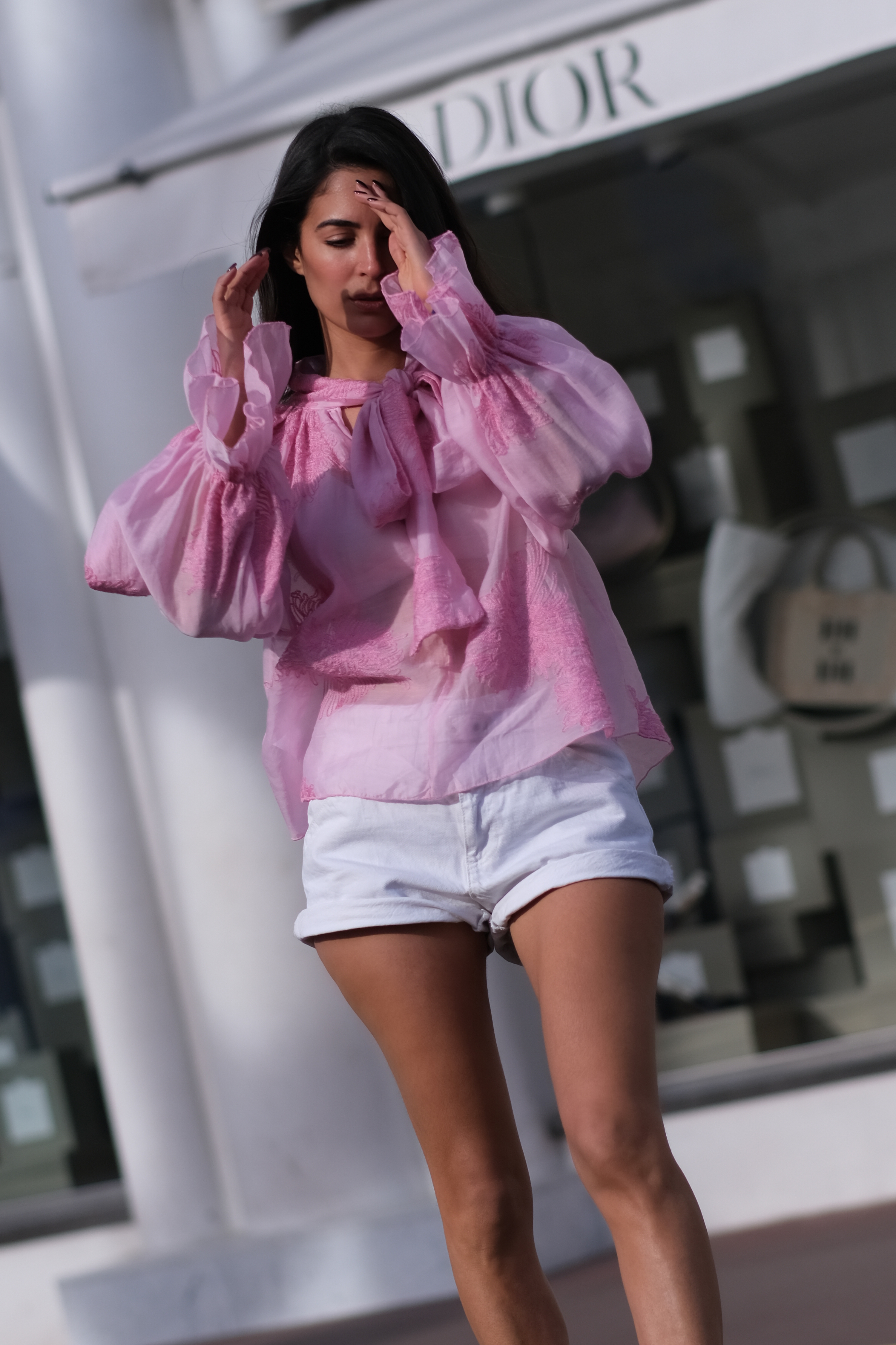 Capri - Chemise manche bouffante col lavallière en rayonne brodé